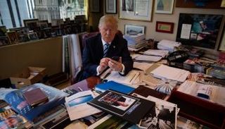 ترامب يستعمل هاتفه لكتابة تغريدة