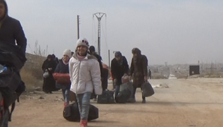 سوريون يفرون من شرق حلب 