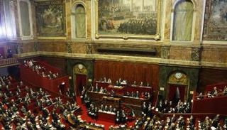 كيف توزع سلطات الحكم في فرنسا؟