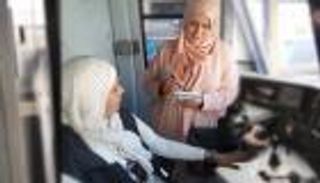 أول سائقة مترو بالجزائر.. أم 4 أطفال محاطة بالضغوط النفسية