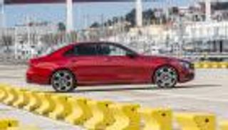 بالصور... أولى تجارب مرسيدس E-Class 2017 في الإمارات
