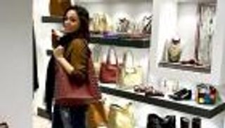 داليا البحيري تشجع الصناعة المصرية بحقيبة يد ثمنها 370 جنيها