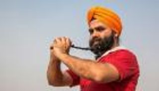 بالصور.. هندي يرفع أثقالا وأشخاصا فوق 60 كيلوجراما بـ"لحيته"