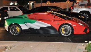 تزيين المركبات في اليوم الوطني بالإمارات