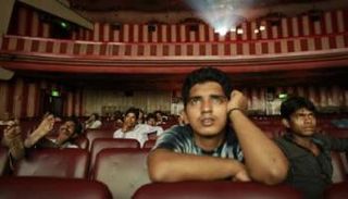 هنود في دار للسينما بمومباي