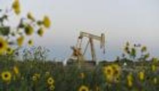 النفط يقترب من حاجز 54 دولارا ..وتوقعات بارتفاعه لـ 65 في 2017