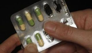 امرأة تمسك بشريط كبسولات مضادة للاكتئاب 