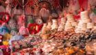 بالصور.. المصريون يتمسكون بفرحة "المولد النبوي" رغم الغلاء