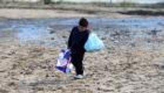 بالصور.. صواريخ البرد وقذائف الثلج.. عدو اللاجئين القاتل