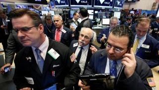 متعاملون أثناء التداول في بورصة نيويورك