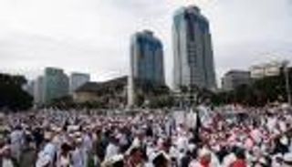 بالصور.. الآلاف يتظاهرون للمطالبة باعتقال حاكم جاكرتا