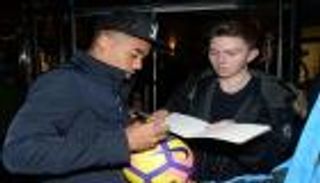 جيسوس يبدأ مشواره مع السيتي بأوتوجراف غريب