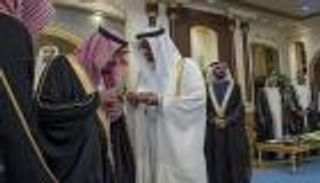 بالصور.. الشيخ محمد بن زايد يمنح خادم الحرمين الشريفين "وسام زايد"