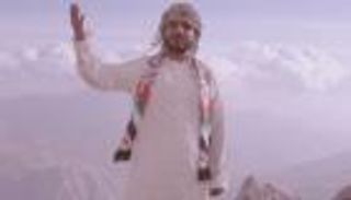 بالفيديو.. فنان إماراتي يعود بعد غياب بأغنية في العيد الوطني