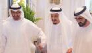 بالصور.. الملك سلمان ومحمد بن راشد ومحمد بن زايد يشهدون مسيرة الاتحاد