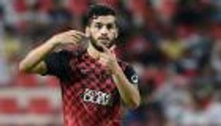 "الرجل اليسرى" تهدد ماجد حسن بالاعتزال