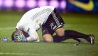 حارس ليون يواجه خطر الإصابة بالصمم