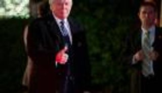 ترامب يتنكر في شخصيته خلال حفل فخم