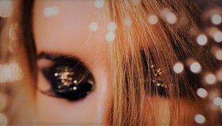 مكياج عيون بلمعة تبرز جمالك