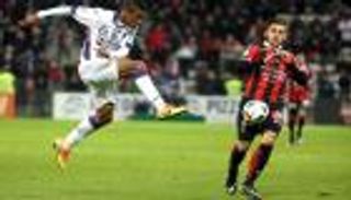 نيس يحتفظ بصدارة الدوري الفرنسي