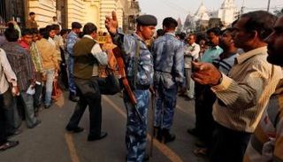 طوابير أمام أحد البنوك الهندية