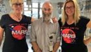 ديفيد بوي يعالج ثاني رائد فضاء يمشي على القمر