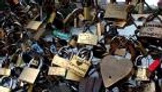 العشاق يخلدون حبهم بـ"أقفال الغرام" على كوبري ستانلي في مصر