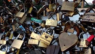 أقفال الغرام تخلد حب المحبين