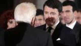 الرئيس الإيطالي يطلب من رينزي تأجيل استقالته