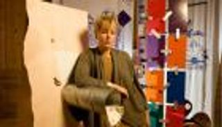 بالصور: فنانة بريطانية تنال جائزة رفيعة لأعمال صنعت من المهملات