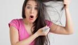 كيف تتعاملين مع تساقط الشعر بعد الولادة؟