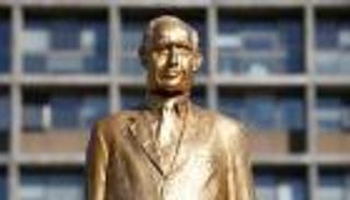 الاحتلال يزيل "تمثالا مذهّبا" لنتنياهو بعد ساعات من نصبه