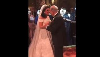 رجل الأعمال المصري يراقص ابنته