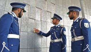 طلاب يتصفحون جدارية تضم أسماء الشهداء