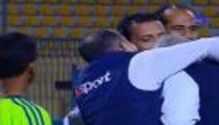 عناق على الهواء ينهي خدمات مراسل تلفزيوني 