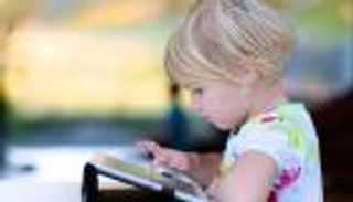 أطفال "عصر الشاشة".. التكنولوجيا تقتل البراءة وتصنع النجوم