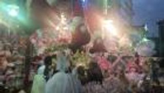 بالصور.. حلوى "المولد" تعانق زينة الكريسماس في شوارع القاهرة