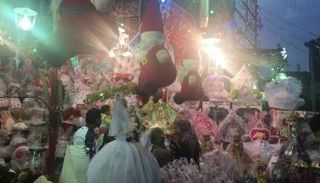 بابا نويل بجوار حلوى المولد