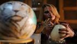 بالصور.. مصرية تحول بيض النعام لأعمال فنية