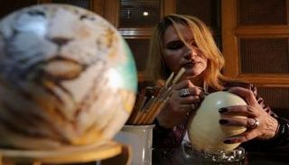 الرسم على بيض النعام