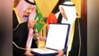 بالصور.. الأمير الصباح يمنح خادم الحرمين أرفع وسام كويتي