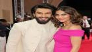 بالصور.. أبطال "بيفكر" الهندي يضيؤون السجادة الحمراء بدبي