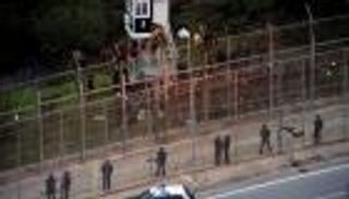 400 مهاجر يقتحمون الحدود المغربية الإسبانية