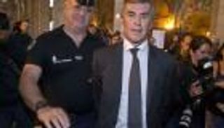 أكبر فضيحة لهولاند.. حبس وزير ميزانية فرنسا للتهرب الضريبي