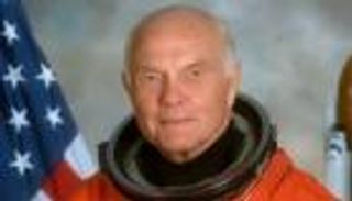 وفاة أول رائد فضاء أمريكي يدور حول الأرض