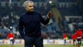 بالفيديو.. أطفال "اليويفا" يجبرون مورينيو على الانحناء