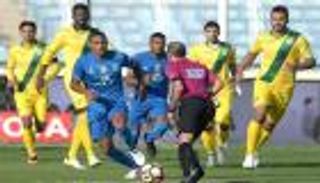 بالفيديو.. "تشتيتة" صاروخية تصيب حكما بالدوري السعودي