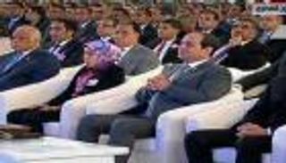 السيسي بجلسة الحوار الشهري للشباب.. ويكرم "فتاة البضائع"