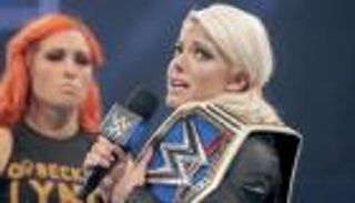 بيكي لينش تصدم أليكسا خلال احتفالها بلقب سماكدون