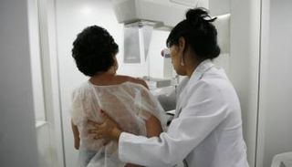 سيدة تجري فحوصات سرطان الثدي